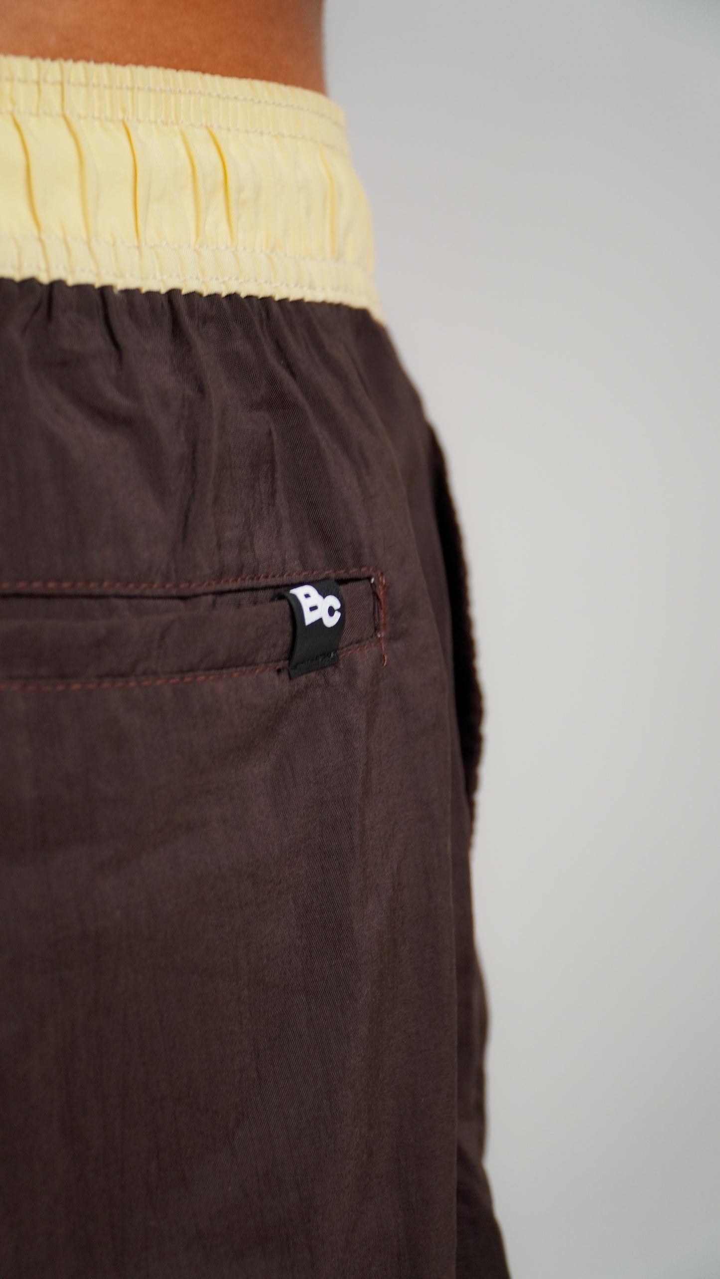 SHORTS CARGO "MARROM"
